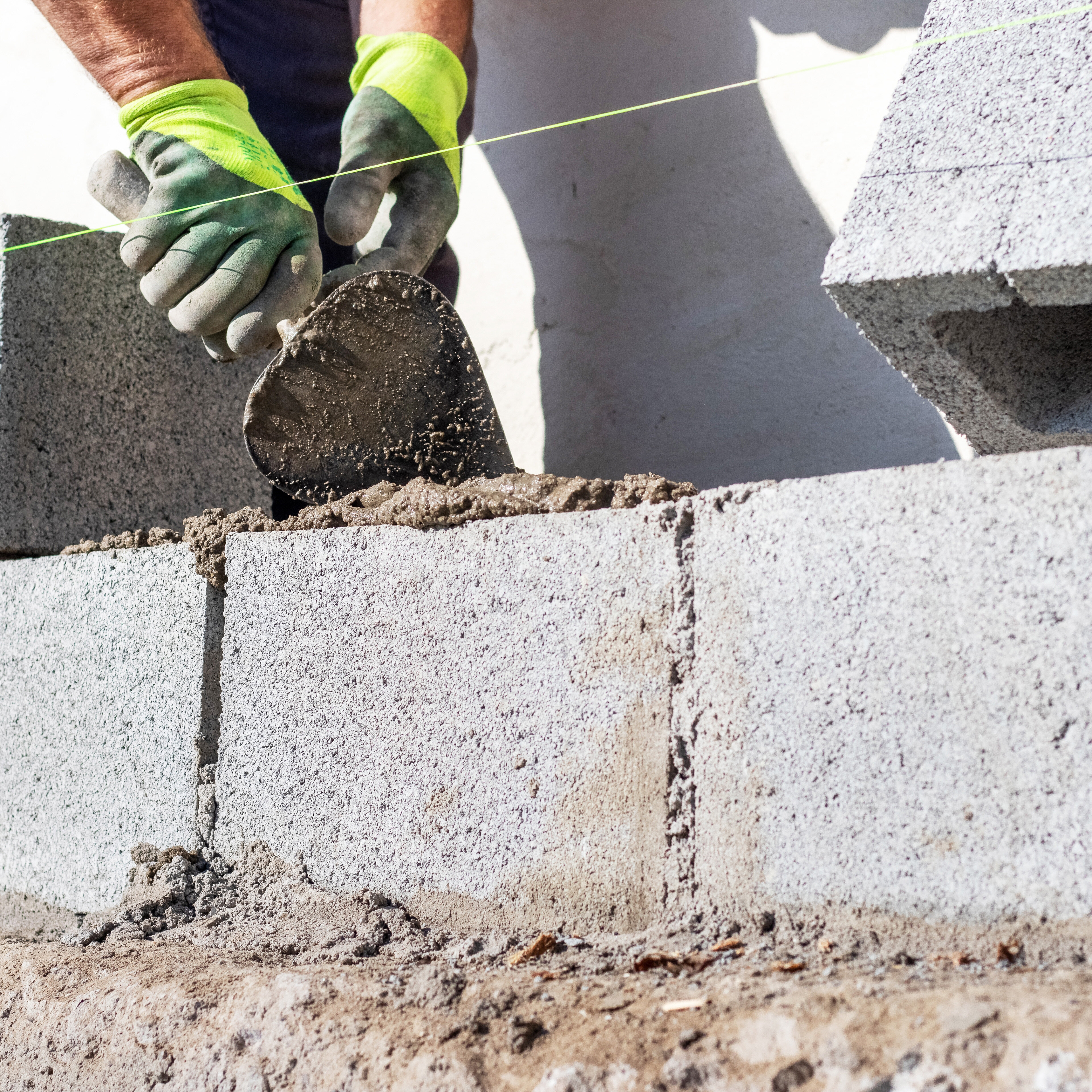 un artisan construit un mur